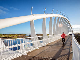 Fahrradfahrer auf Brücke