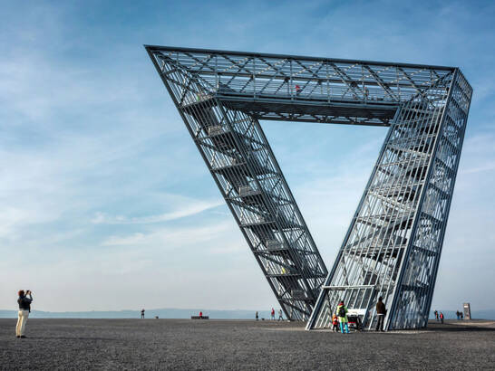 Saarland Saarpolygon Landmarke bei Saarlouis Denkmal für den Bergbau Halde Duhamel Ensdorf